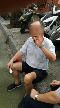 阿公呆坐路邊，意圖尋死，員警與兒孫輪流勸阻才打消念頭。