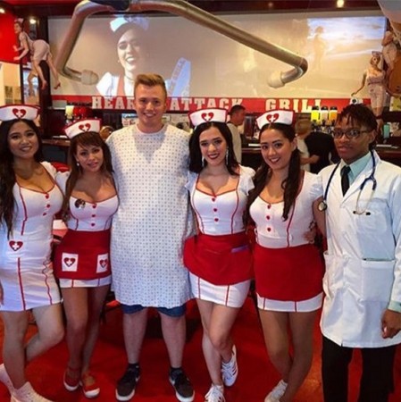 ▲▼美國拉斯維加斯「心臟病燒烤餐廳」(Heart Attack Grill)。（圖／翻攝自heartattackgrill IG）