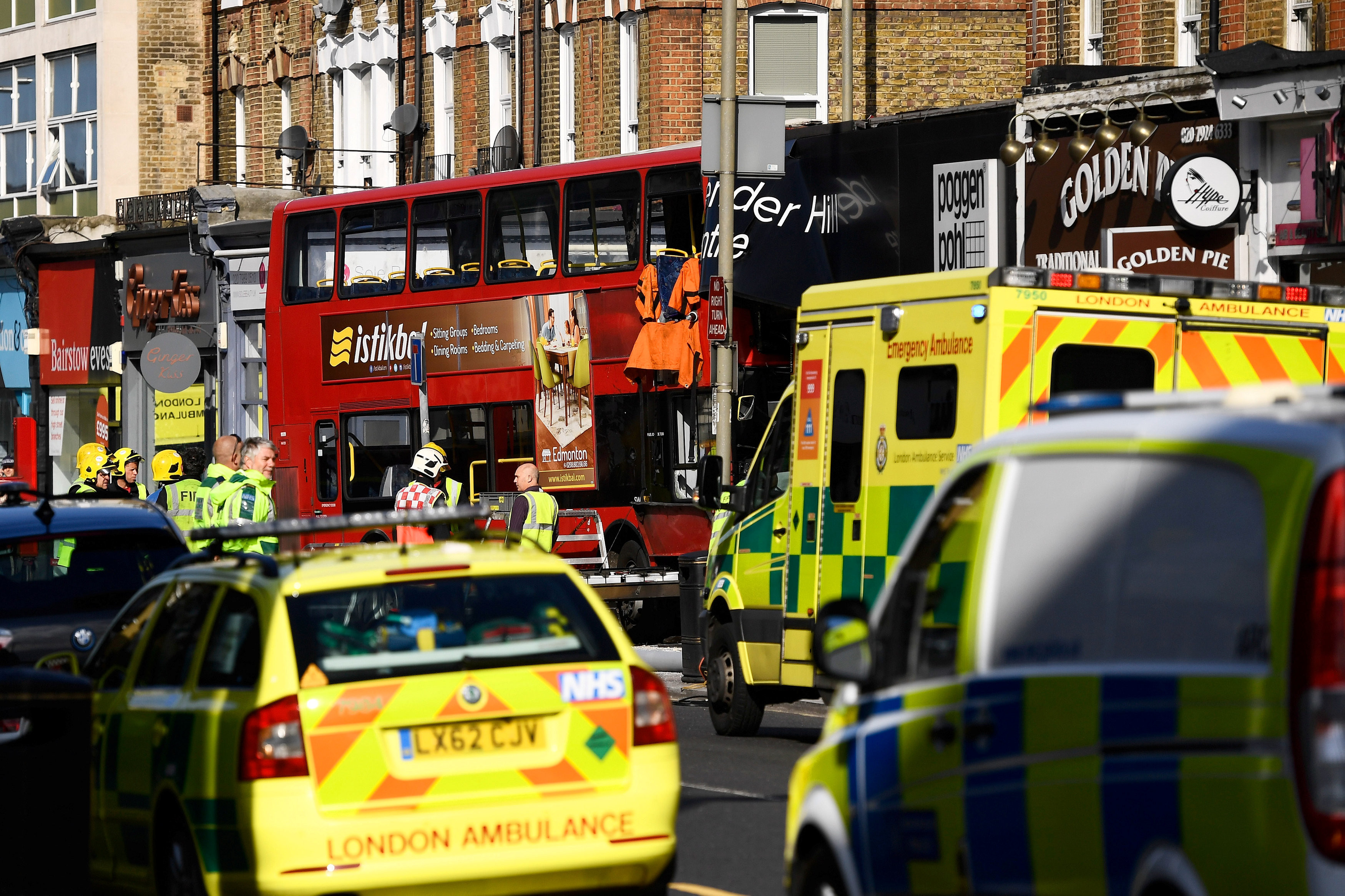 ▲英國倫敦一輛雙層巴士失控撞進商店。（圖／路透社）