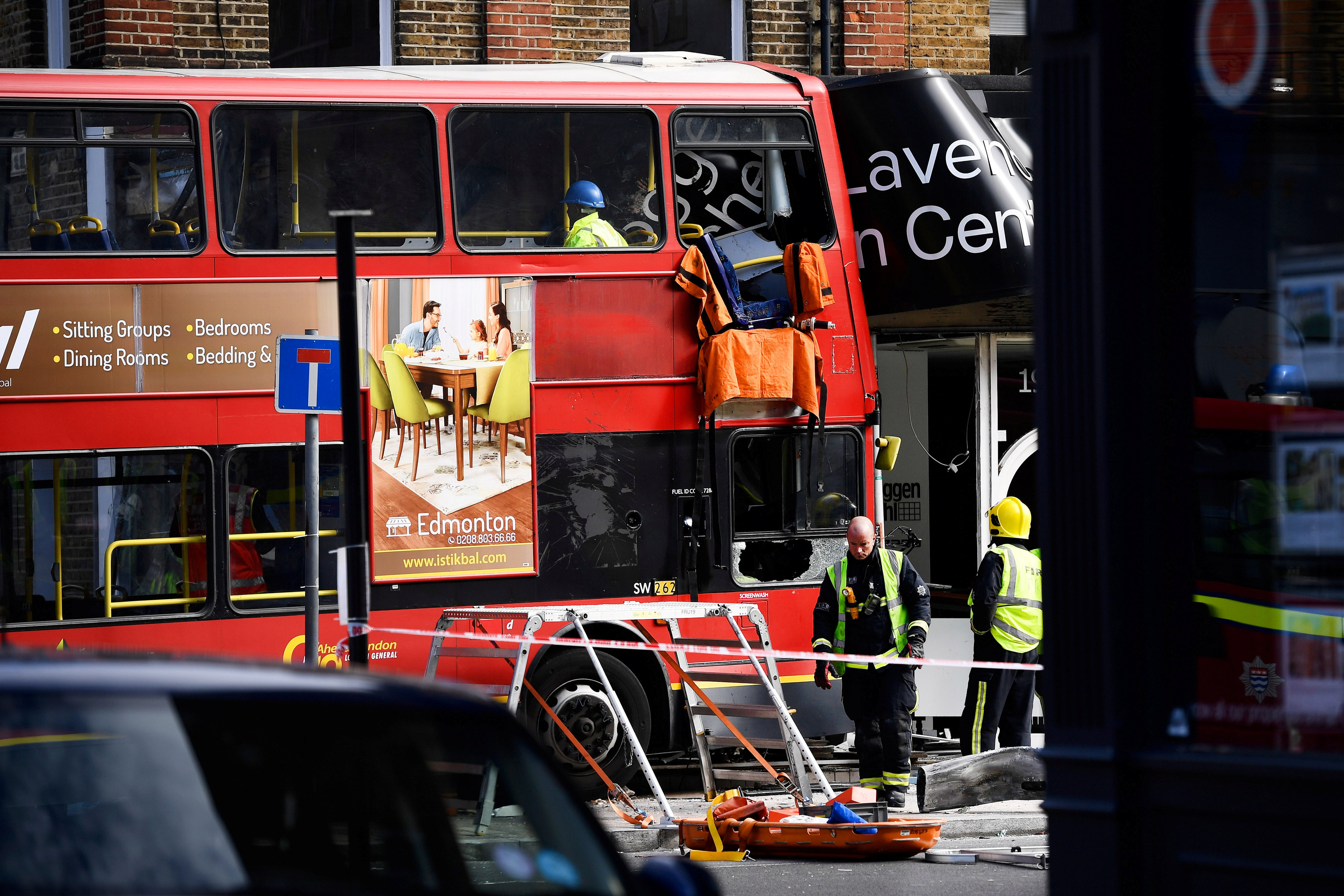 ▲英國倫敦一輛雙層巴士失控撞進商店。（圖／路透社）