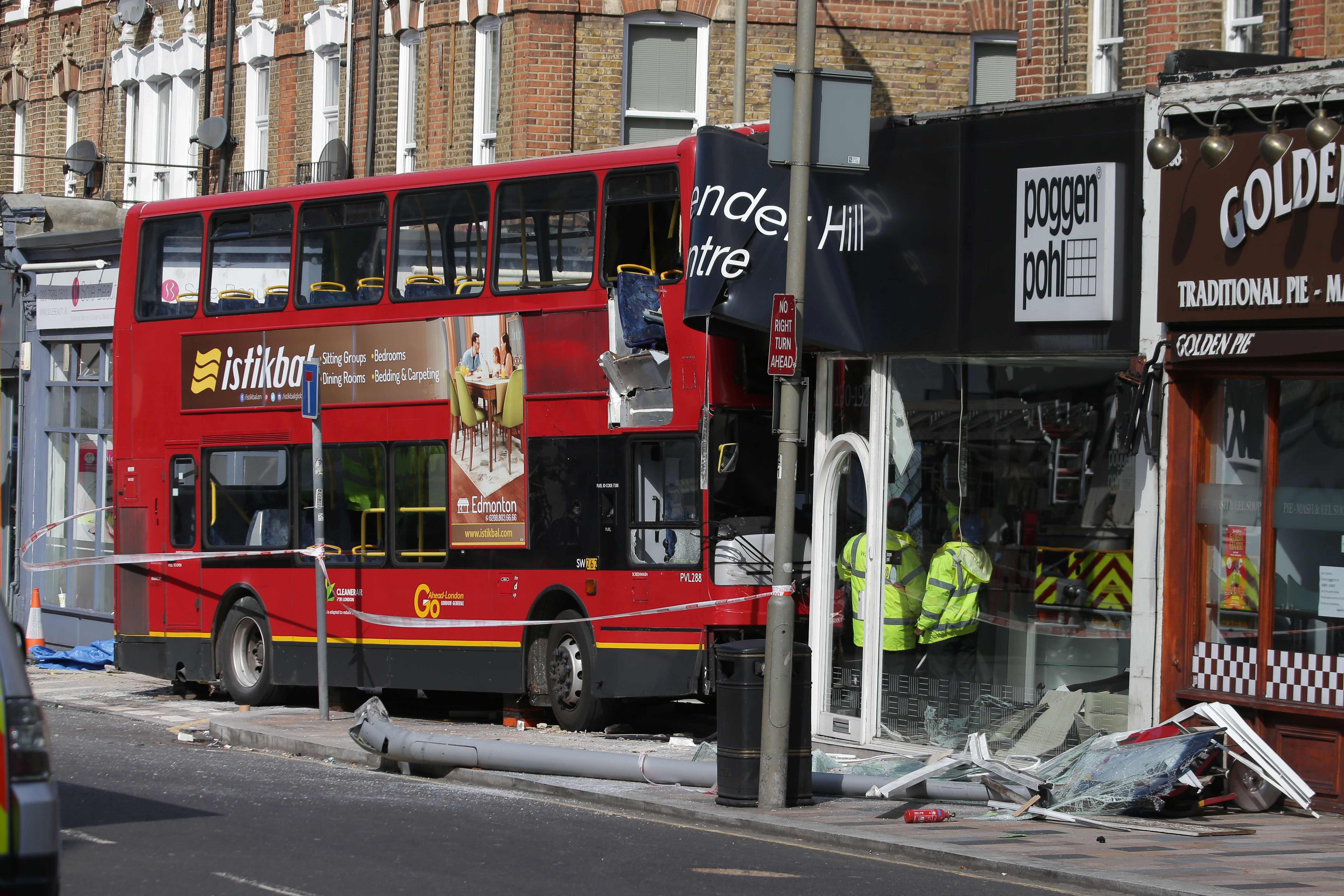 ▲英國倫敦一輛雙層巴士失控撞進商店。（圖／CFP）