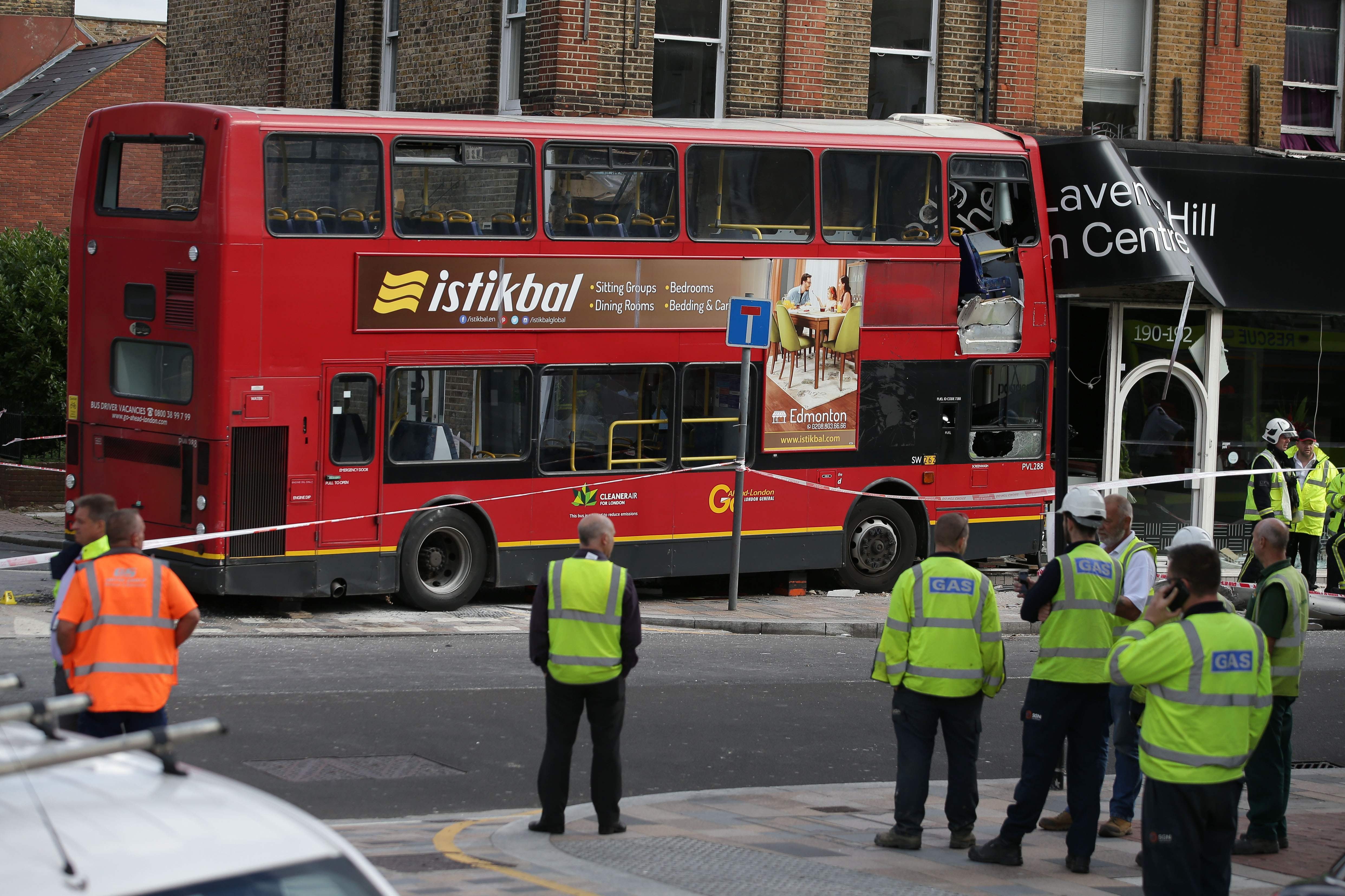 ▲英國倫敦一輛雙層巴士失控撞進商店。（圖／CFP）