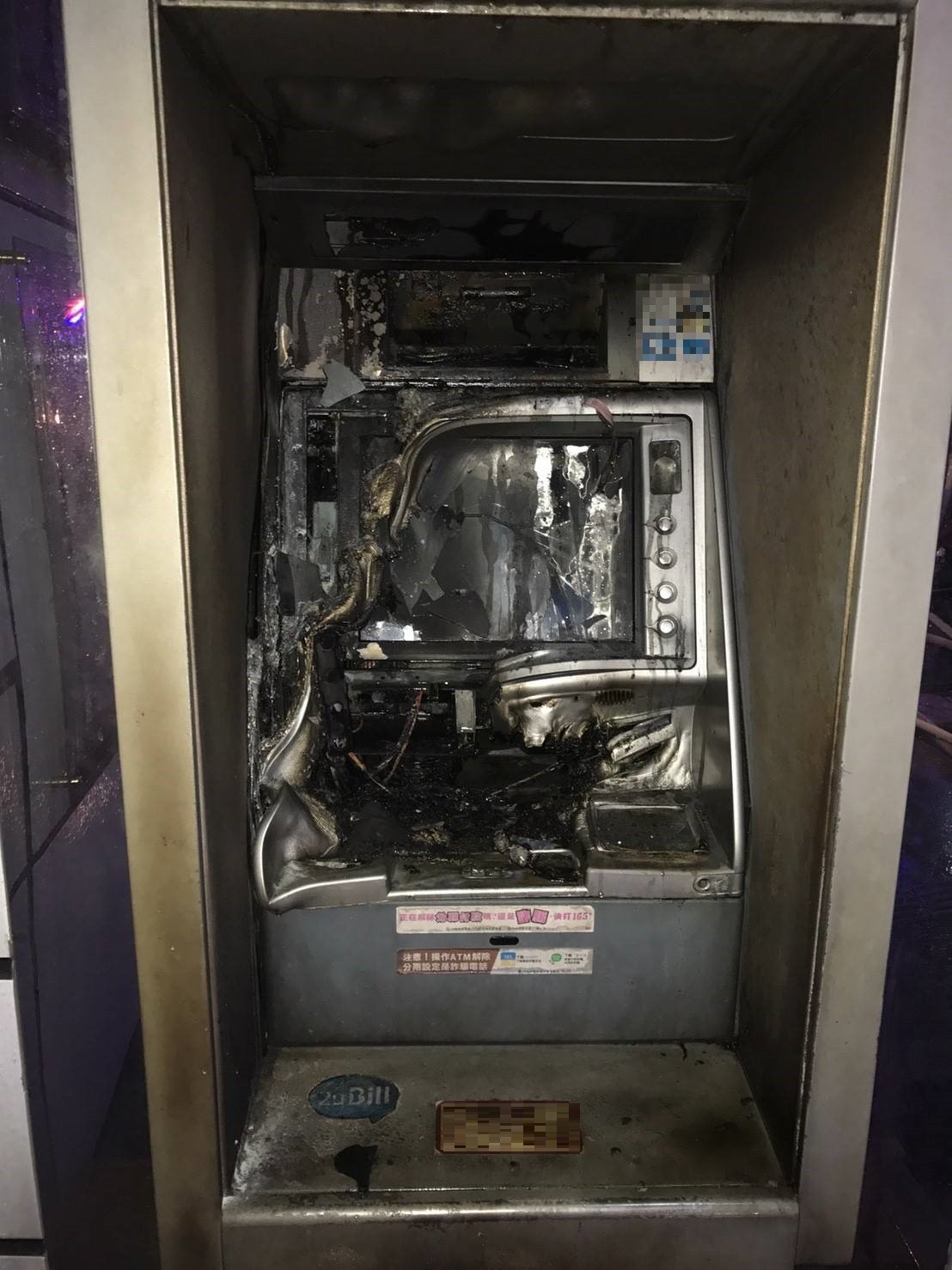 台中霧峰一間銀行ATM疑遭縱火。（圖／台中市消防局）