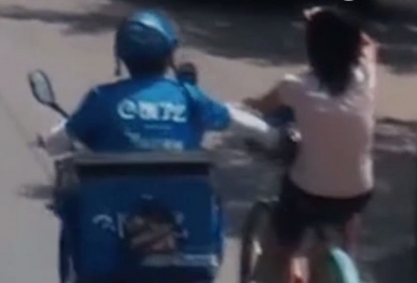 ▲▼山西太原外賣掐奶狼：沒牽過女生的小手手。（圖／翻攝微博）