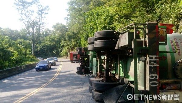 液化槽罐車由屏東往台東方向，行經台9線446.5K彎道處，疑因未依規定減速，致側翻於北上車道。（圖／台東縣警察局提供）