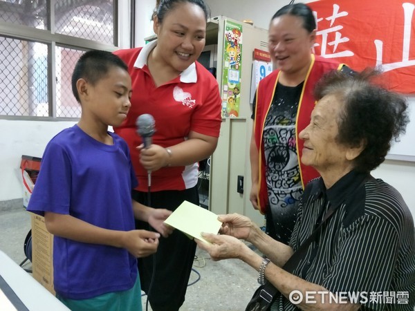 85歲獨居台東太麻里的李阿嬤，由華山基金會安排生平第一次慶生會，也收到生平第一張生日卡。（圖／華山基金會提供）