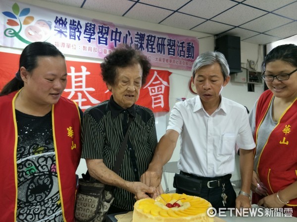 85歲獨居台東太麻里的李阿嬤，由華山基金會安排生平第一次慶生會，也收到生平第一張生日卡。（圖／華山基金會提供）