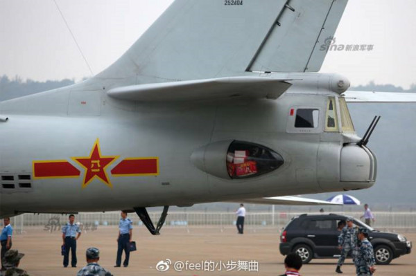 我國F-16夾帶麻糬引發喧然大波，共軍轟-6型戰機也曾被拍攝到運載多盒蘋果禮盒。（圖／翻攝自大陸網站）