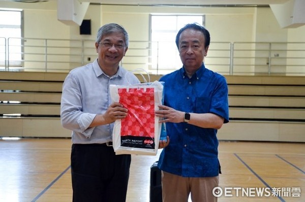 世新大學副校長陳清河（左）與東北學院大學副校長高木流一郎（右）互贈紀念禮品。（圖／世新大學提供）