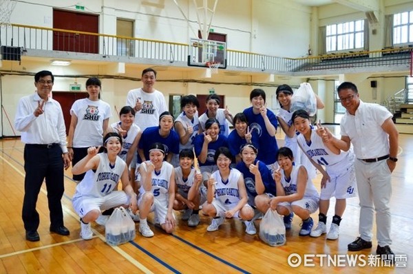 友誼賽結束，世新大學女籃隊送上臺灣手搖飲彰顯人情味。（圖／世新大學提供）