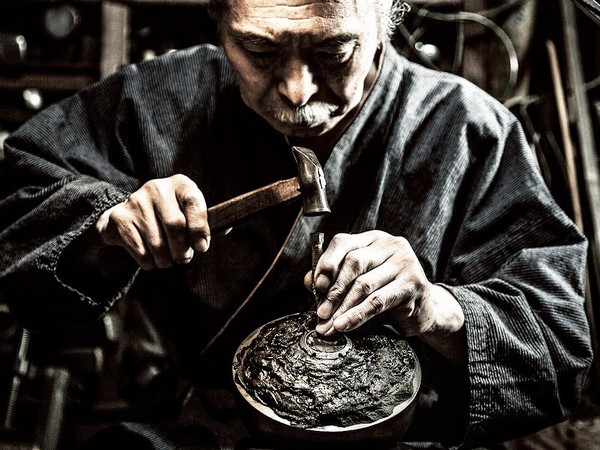 三度攜手日本第三代金屬工藝藝術家-淺野 美芳(Bihou Asano) 將日本傳統金屬鎚起 (Tsuiki)工藝-霞鎚目(Kasumi-tsuchime)融入腕錶設計中