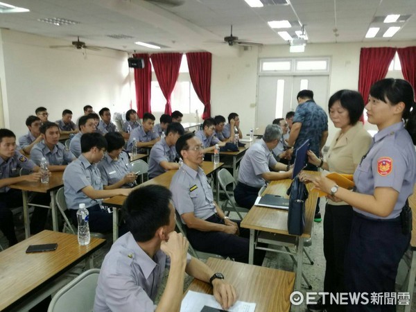 ▲市警五分局防治組在集會時，派員說明警察勤務區家戶訪查作業規定修正規定，請學生實習勤務期間，感受與民接觸的方法，希望在勤務單位能夠學習到更多實務。（圖／警方提供）