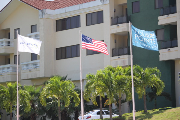 ▲▼古巴的一家酒店門口掛上美國國旗。（圖／達志影像／美聯社）