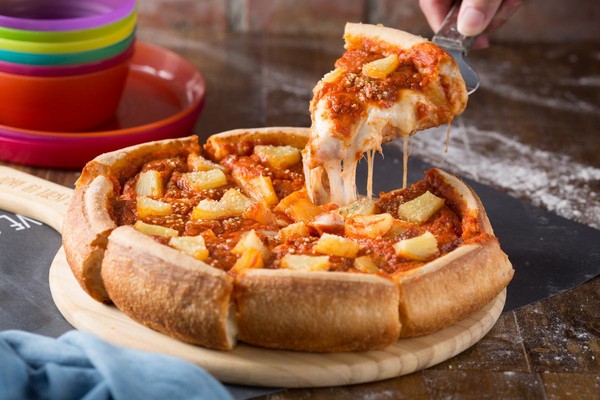 新推出的「夏威夷深盤披薩」，裡頭有美式臘腸、火腿、鳳梨，滋味鹹香酸甜，比較爽口不膩。（620元／份）