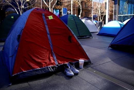 ▲▼ 澳洲雪梨大批街友的帳棚被強行拆除。(圖/路透社)