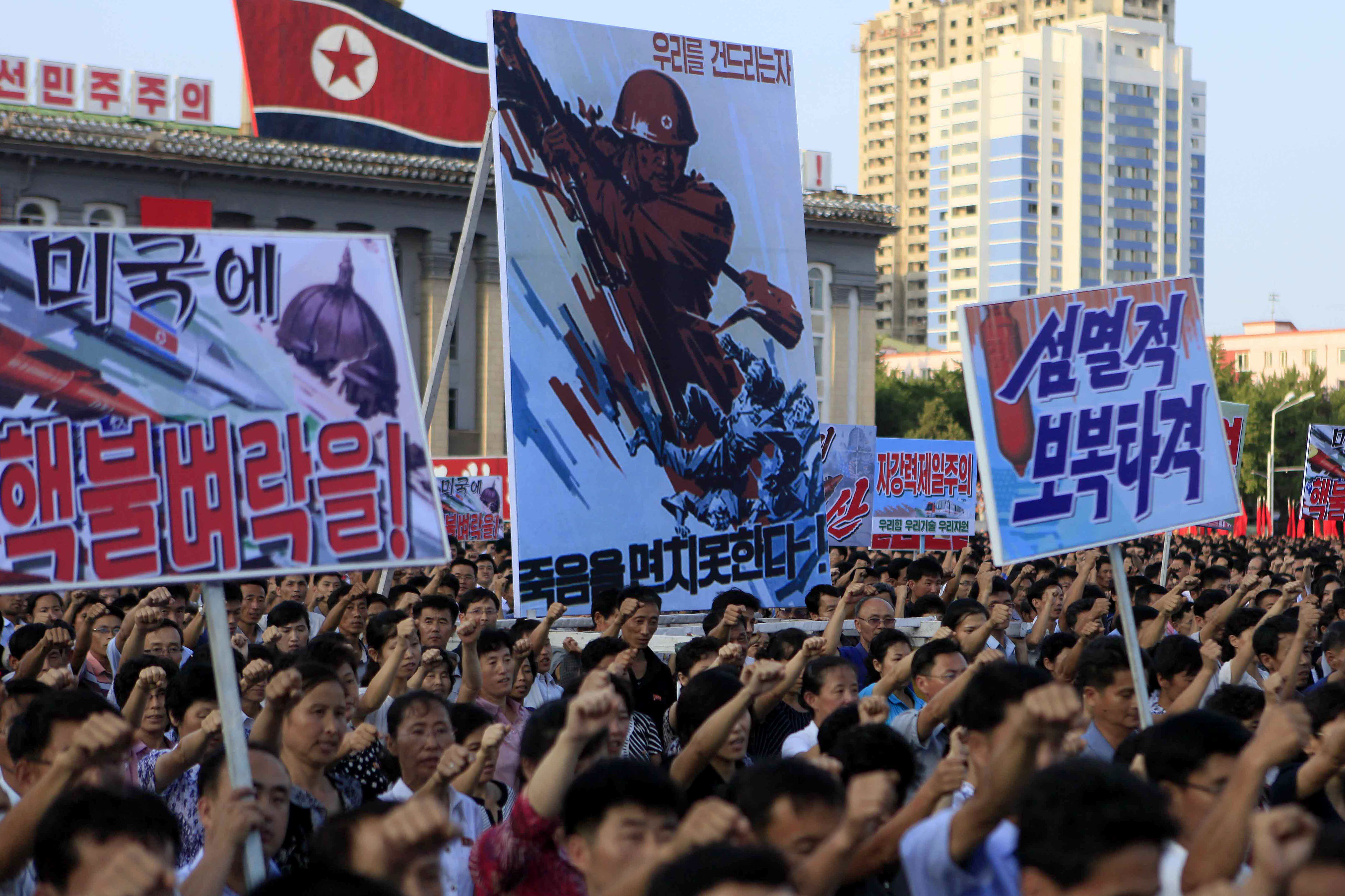 ▲成千上萬北韓民眾日聚集在平壤的金日成廣場，表達對領導人金正恩誓死效忠。（圖／達志影像／美聯社）