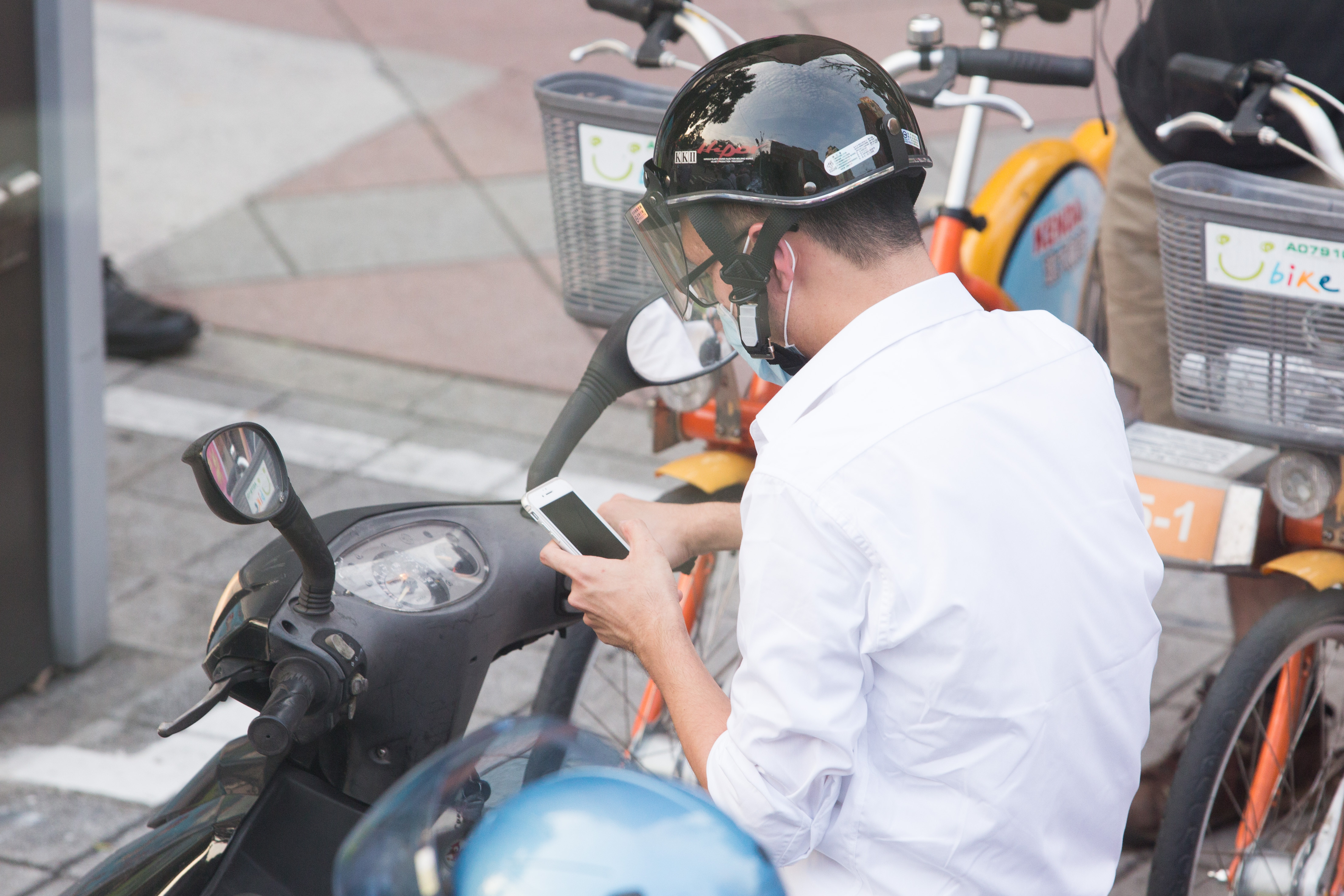 ▲▼騎車滑手機,交通安全,機車族滑手機,低頭族。（圖／記者季相儒攝）