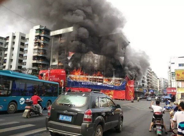 ▲廣東南雄大樓大火，狂燒半條商店街。（圖／翻攝自網易新聞）