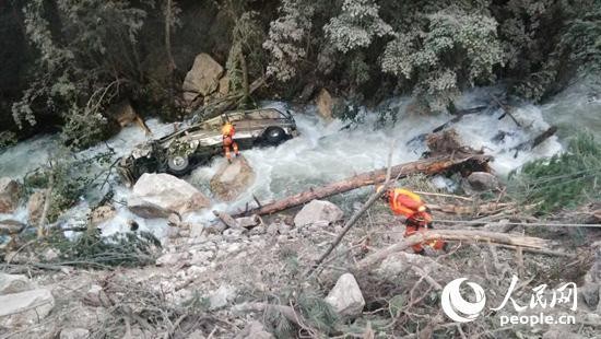 九寨溝巴士遭落石擊中，墜10公尺河谷摔爛，尋獲3遺體。（圖／翻攝自人民網）