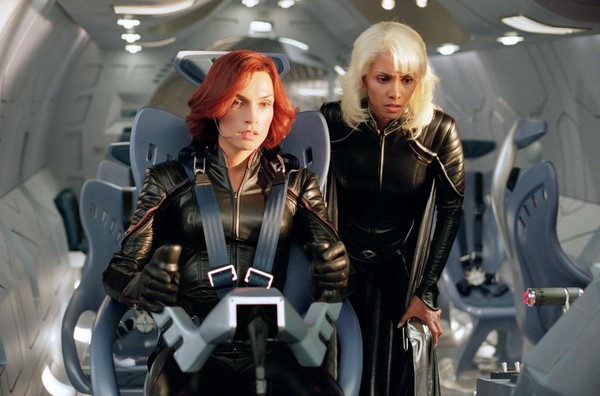 在《X戰警2》，琴葛雷與暴風女一起作戰。