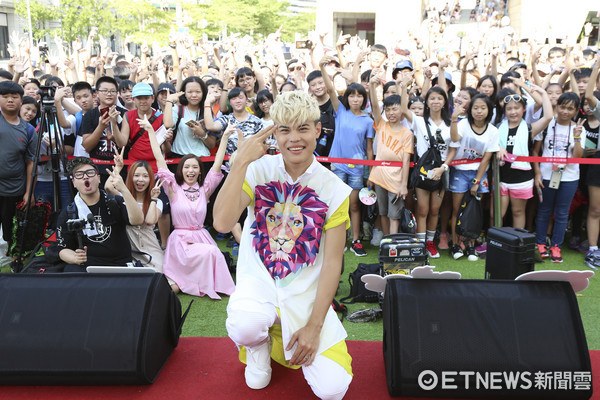 網紅聖結石8月12日在台北美麗華舉行粉絲見面會，先前台中及高雄場湧入約8千粉絲，台北場約5千人。