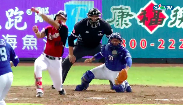 ▲藍寅倫棒子飛到悍將休息室，差點砸到人。（圖／翻攝CPBL.TV）