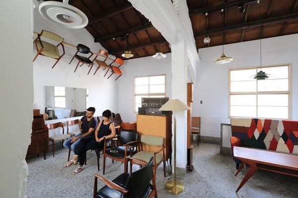 Diego經營北歐老件傢俱生意，椅子爬上屋梁、磚牆破了洞，空間也是藝術。