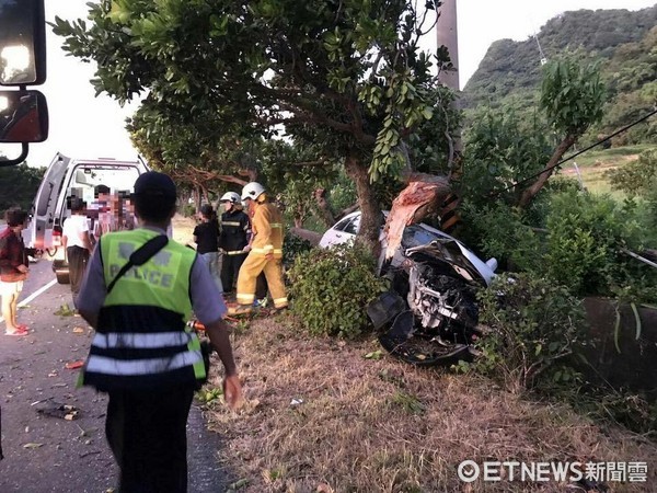 自小客車行經台11線129.1K彎道處，疑因疲勞駕駛彎道未減速自撞路樹，自小客車車頭全毀。（圖／台東縣警察局提供）