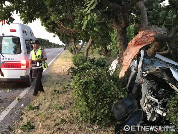 自小客車行經台11線129.1K彎道處，疑因疲勞駕駛彎道未減速自撞路樹，自小客車車頭全毀。（圖／台東縣警察局提供）