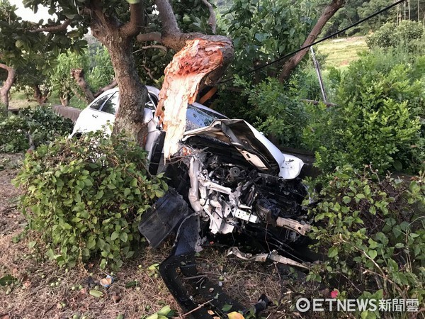 自小客車行經台11線129.1K彎道處，疑因疲勞駕駛彎道未減速自撞路樹，自小客車車頭全毀。（圖／台東縣警察局提供）