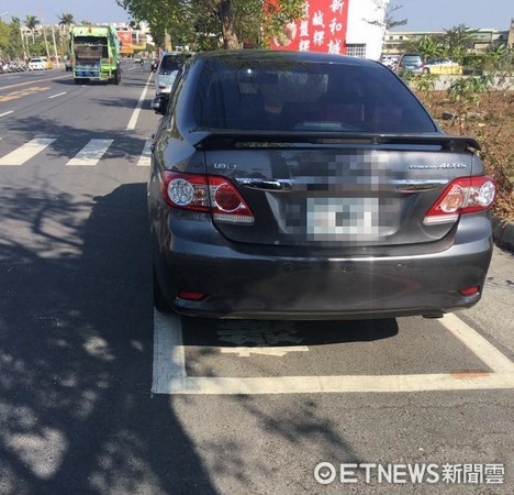 ▲一名網友在臉書社群PO文指出，她騎車行經台南市安南區安和路二段時，要二段式左轉，卻發現機車待轉區竟被一部自小客車當作停車格位，妥妥當當停車。（圖／翻攝自爆料公社） 