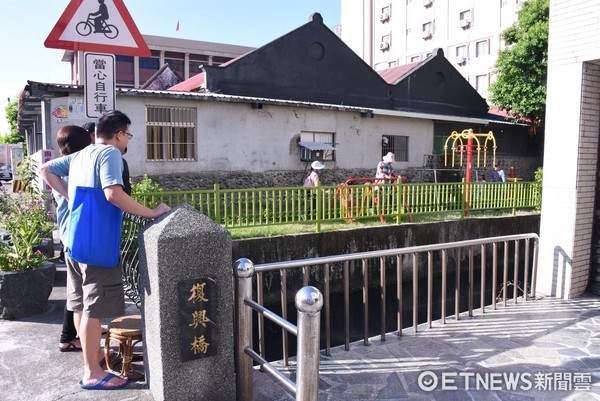 花蓮市公所「回藍•海是生活節」系列活動之一，「都市河流帶路旅行」沿著市區隱藏版的小小河流，穿梭在巷弄與熱鬧街道。（圖／花蓮市公所提供）