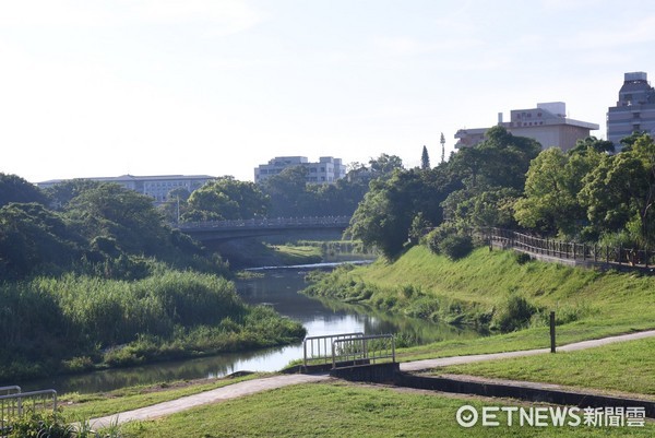 花蓮市公所「回藍•海是生活節」系列活動之一，「都市河流帶路旅行」沿著市區隱藏版的小小河流，穿梭在巷弄與熱鬧街道。（圖／花蓮市公所提供）