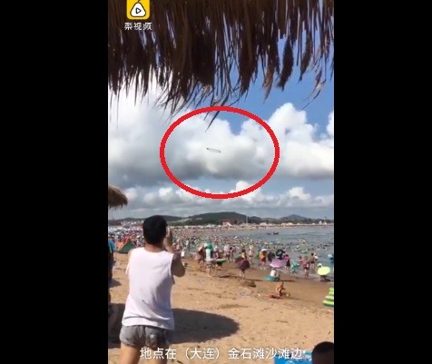 大連海灘上空驚現「巨型煙圈」。（圖／翻攝自梨視頻）