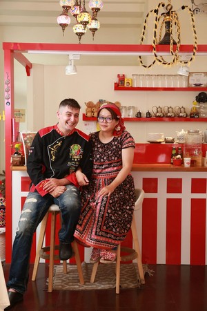 夫妻倆親手設計紅白色調的吧台，洋溢土國熱情。