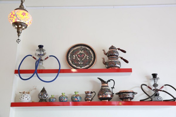 牆面擺上土耳其水煙壺、杯具和盤組。