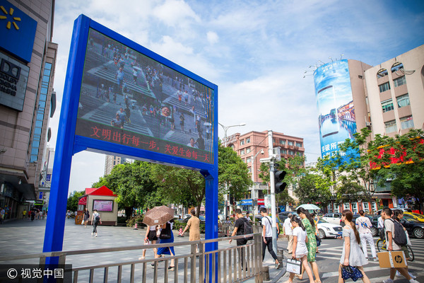 ▲▼南京市新街口裝置臉部辨識設備，會拍攝行人闖紅燈的身影，並在公共螢幕上顯示。（圖／CFP）