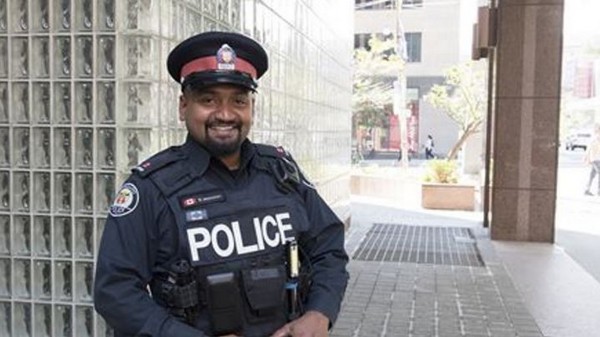 ▲▼ 加拿大一名18歲的少年偷了一套面試的服裝，警員傑安尼森放了他，還買下衣服送給他。（圖／翻攝自臉書／@TorontoPolice）