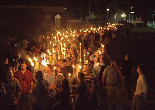 ▲▼ 美國維吉尼亞州夏綠蒂鎮發生白人至上的「3K黨」暴動。（圖／路透社）