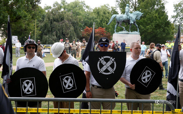 ▲ 美國維吉尼亞州「白人至上」遊行，民眾手持盾牌、頭戴鋼盔上陣。（圖／翻攝自騰訊新聞）