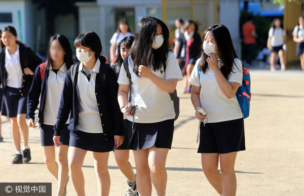 好緊！韓女高中生襯衫+膝上窄裙太貼身比8歲童裝還小| ETtoday新奇新聞