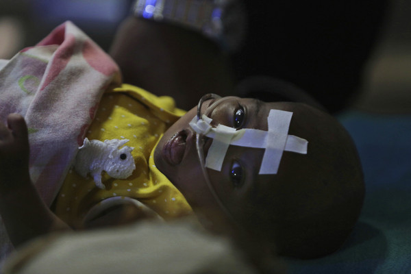▲▼印度北方戈勒克布爾市（gorakhpur）一家公立醫院中斷氧氣設備，導致70名兒童死亡。（圖／達志影像／美聯社）