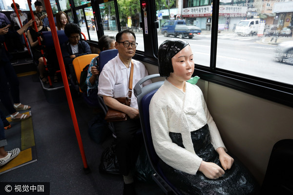 ▲▼南韓公車上裝設慰安婦少女雕像。（圖／CFP）