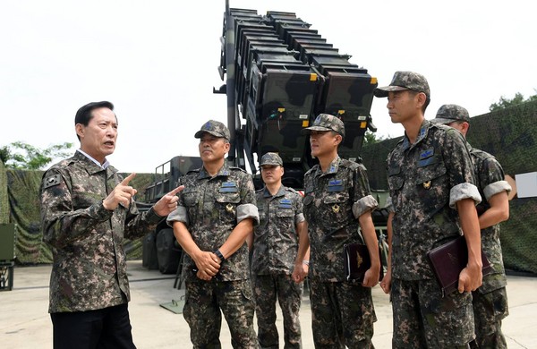 ▲▼南韓國防部長宋永武和士兵。（圖／翻攝自韓國國防部대한민국 국방부粉絲專頁）