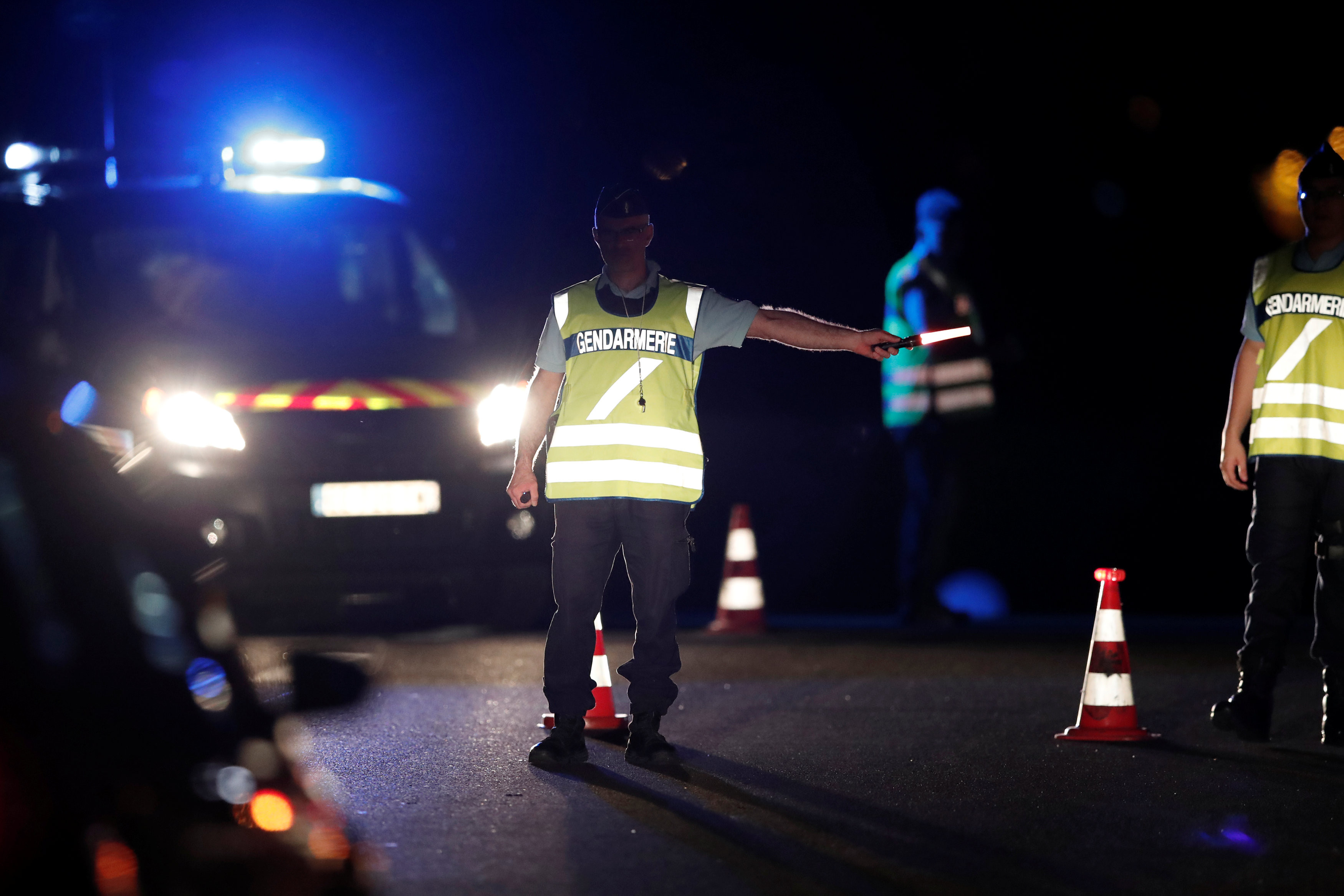 法國塞索鎮（Sept-Sorts）發生BMW衝進比薩店，造成1死12傷。警方進行交管。（圖／CFP）
