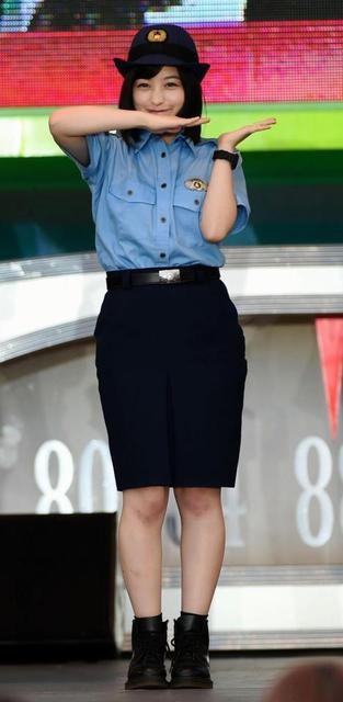 橋本環奈穿「警察制服」亮相，但往小腿一瞥…她被劇組害慘了（圖／翻攝自網路）