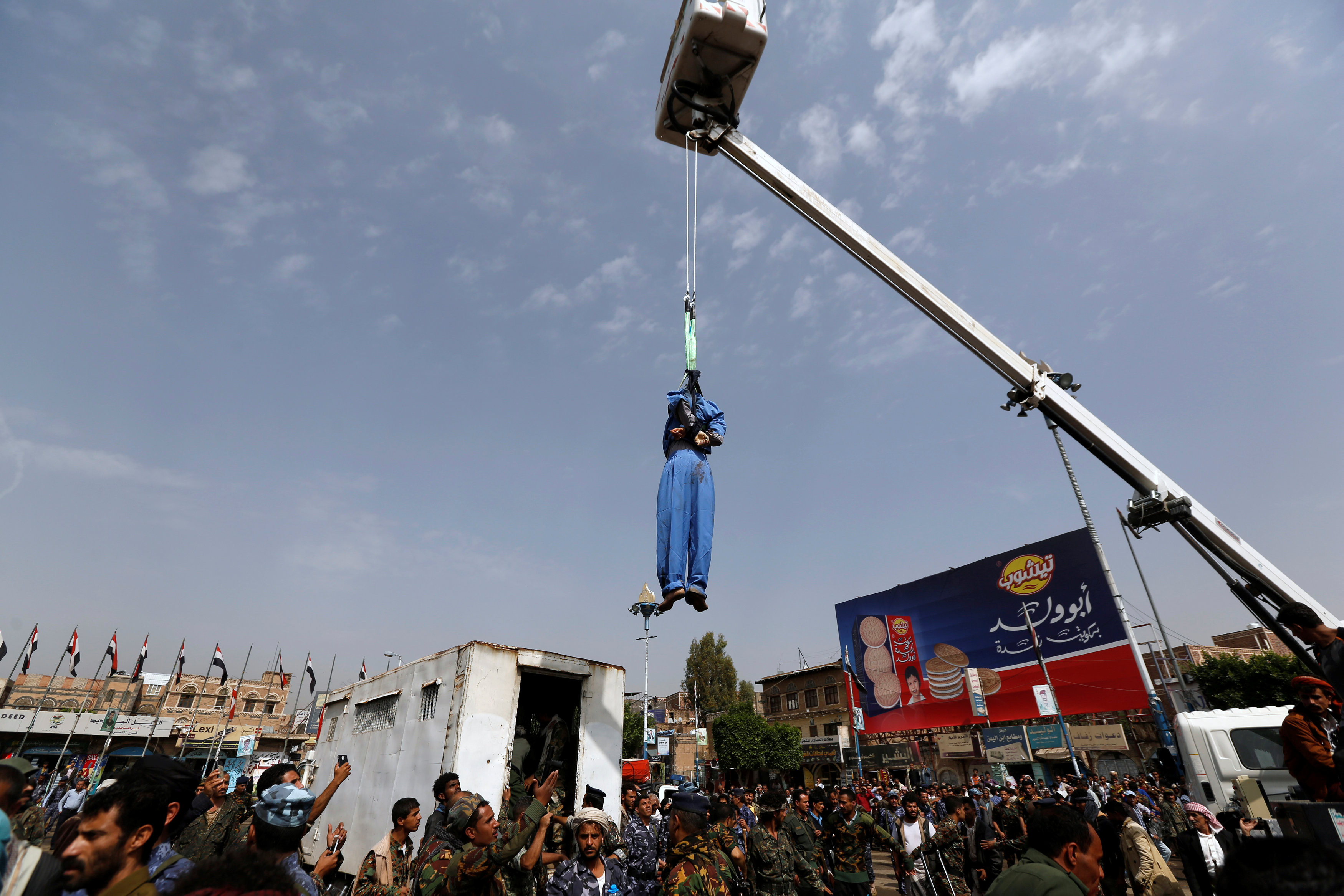 葉門22歲男子阿薩凱特（Hussein al-Saket）性侵殺害一名4歲女童，被公開槍斃，且屍體遭起重機吊在半空中。（圖／CFP）