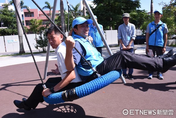 花蓮市長魏嘉賢前往新竹市參訪，包括中央公園、護城河親水公園、青青草原與綠園道等建設，汲取市政建設規劃及執行成效。（圖／花蓮市公所提供）