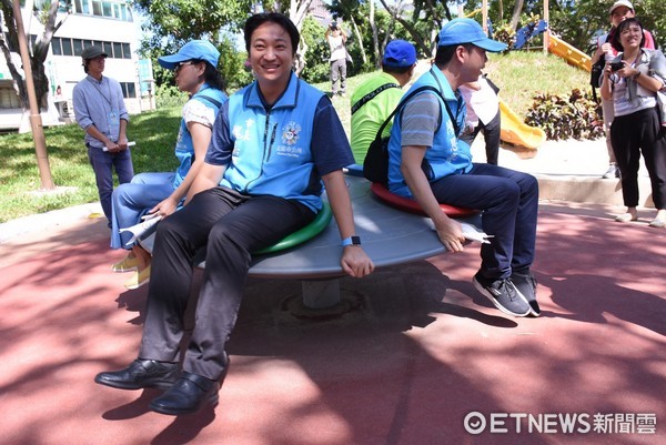 花蓮市長魏嘉賢前往新竹市參訪，包括中央公園、護城河親水公園、青青草原與綠園道等建設，汲取市政建設規劃及執行成效。（圖／花蓮市公所提供）