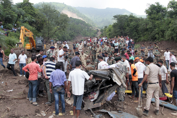 ▲印度2輛巴士遭土石流沖走，50餘名乘客恐全數罹難。（圖／美聯社）